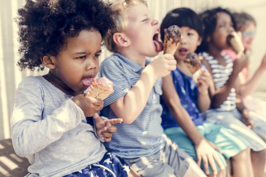 children with ice-creams
